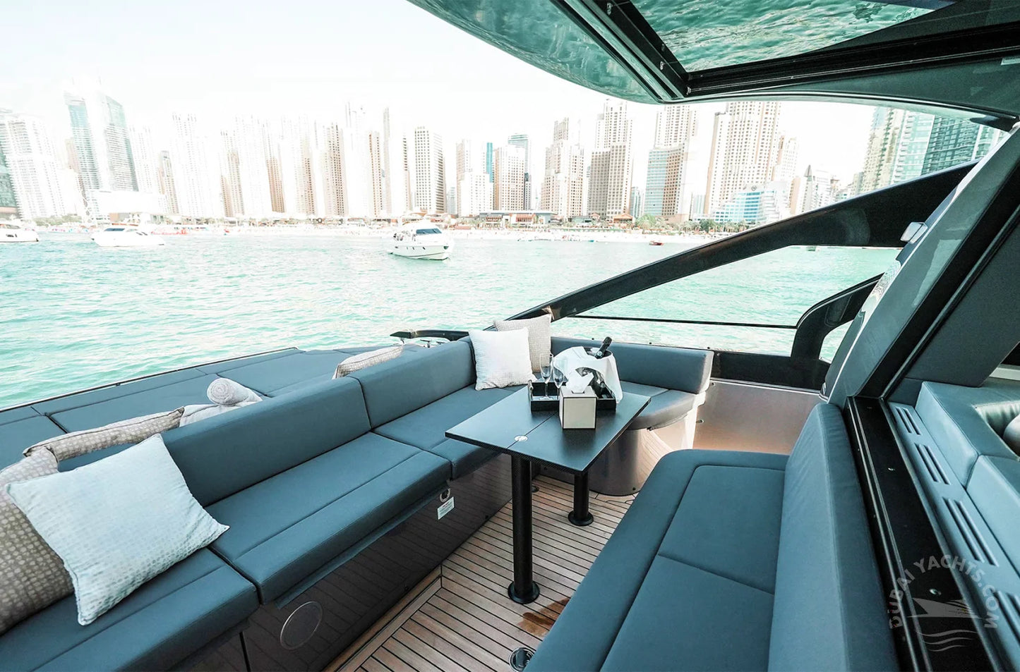 Dubai: Sewa Kapal Pesiar Mewah Pribadi Pershing 5X MIRA 54FT