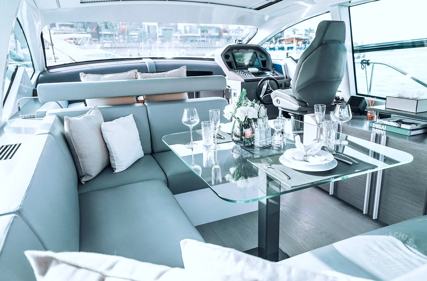 Dubai: Sewa Kapal Pesiar Mewah Pribadi Pershing 5X MIRA 54FT