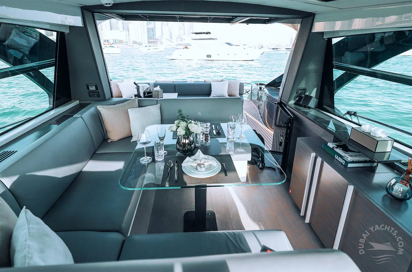 Dubai: Sewa Kapal Pesiar Mewah Pribadi Pershing 5X MIRA 54FT