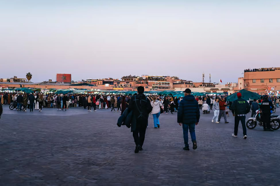 Marakeş: Medine Gece Yürüyüş Turu ve Çatı Katında Çay ve Atıştırmalık Tadımı
