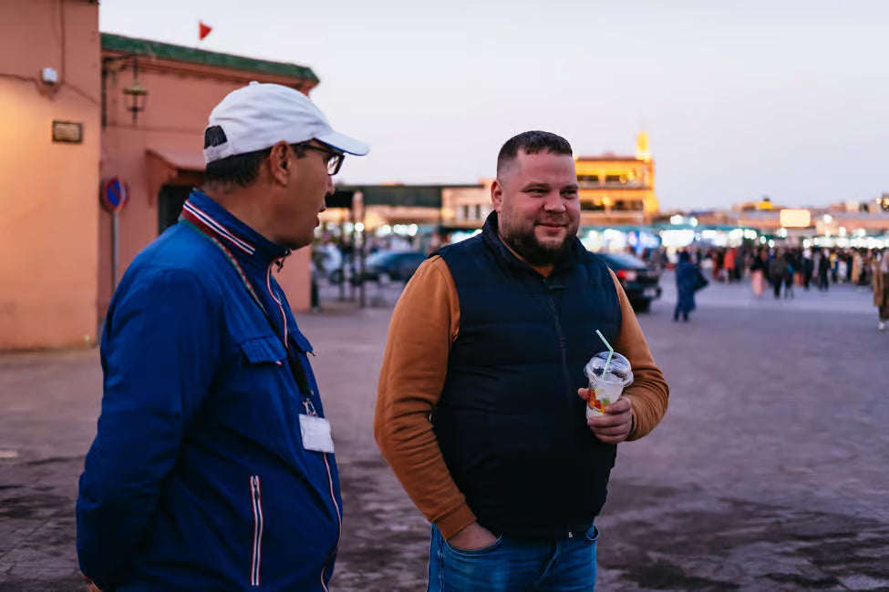 Marrakech: Tour a Piedi Notturno nella Medina con Degustazione di Tè e Snack sul Tetto