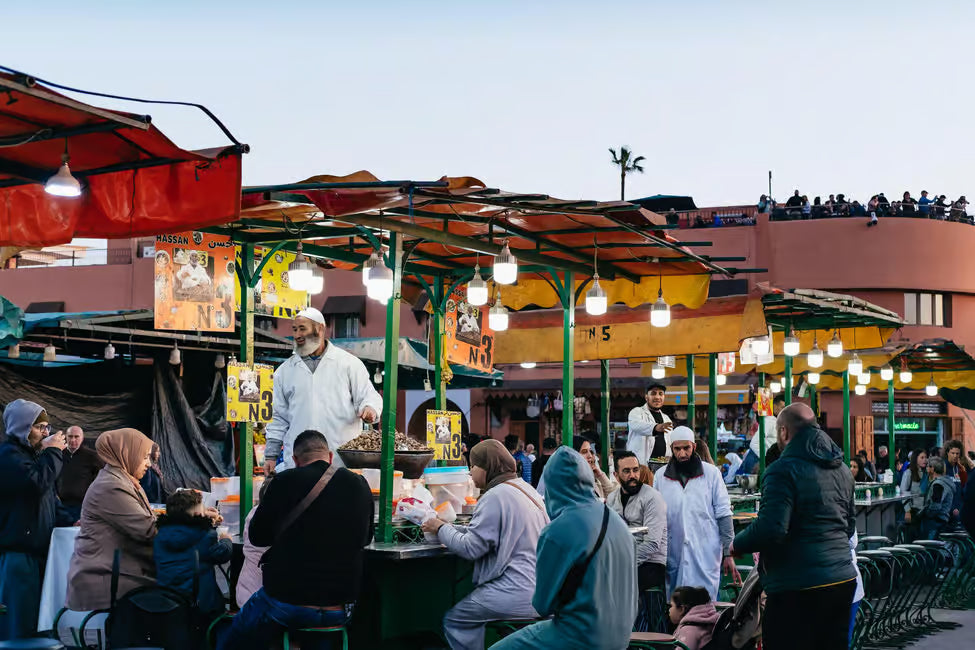 Marakeş: Medine Gece Yürüyüş Turu ve Çatı Katında Çay ve Atıştırmalık Tadımı