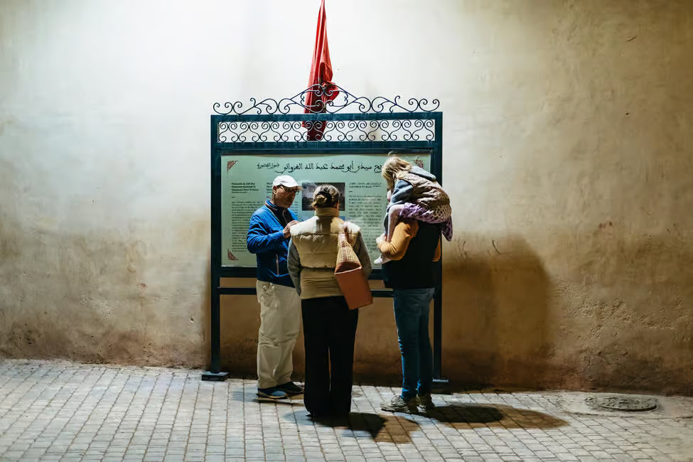 Marakeş: Medine Gece Yürüyüş Turu ve Çatı Katında Çay ve Atıştırmalık Tadımı