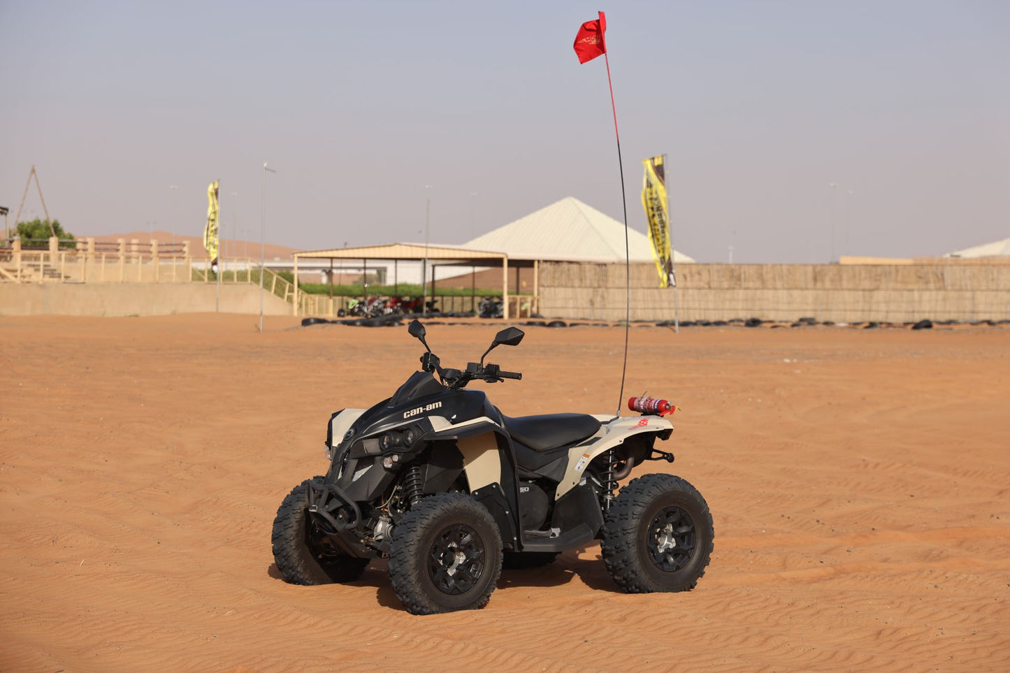 ドバイ:Can-Am レネゲード 650cc クワッド バイク ツアー