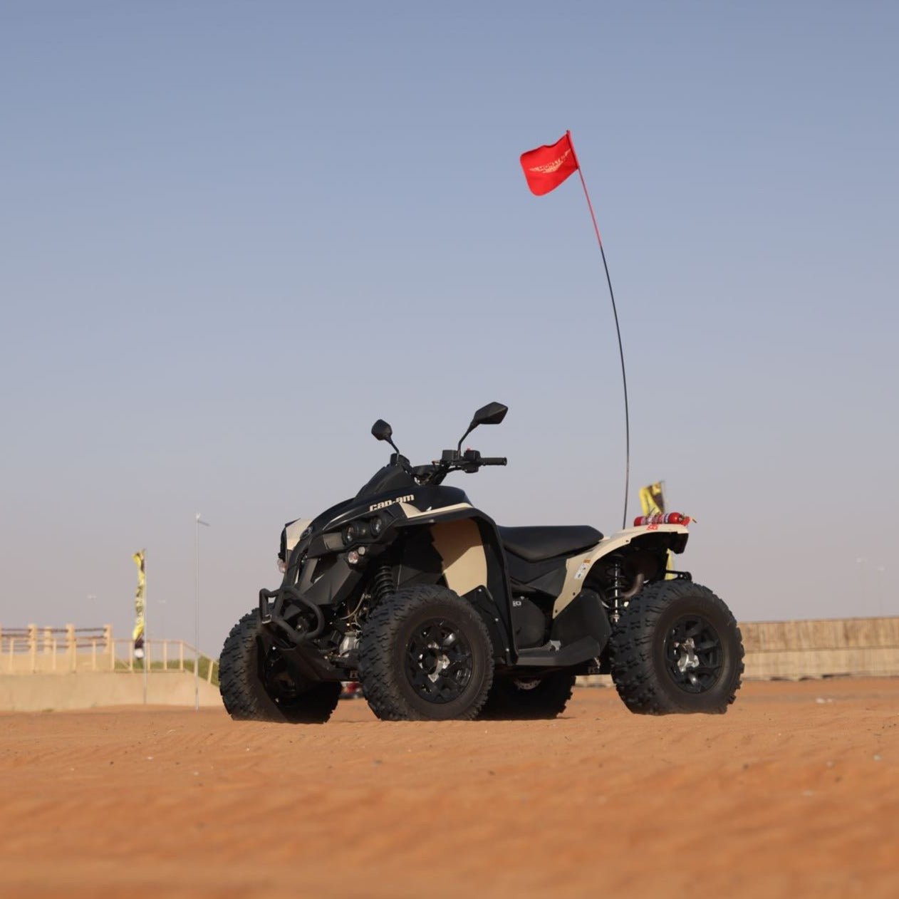 ドバイ:Can-Am レネゲード 650cc クワッド バイク ツアー