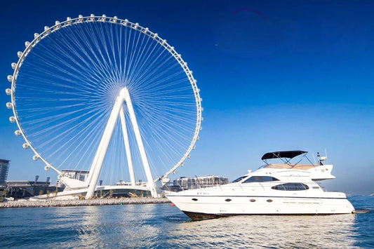 ドバイ: キャプテンとクルー付きプライベートヨットチャーター