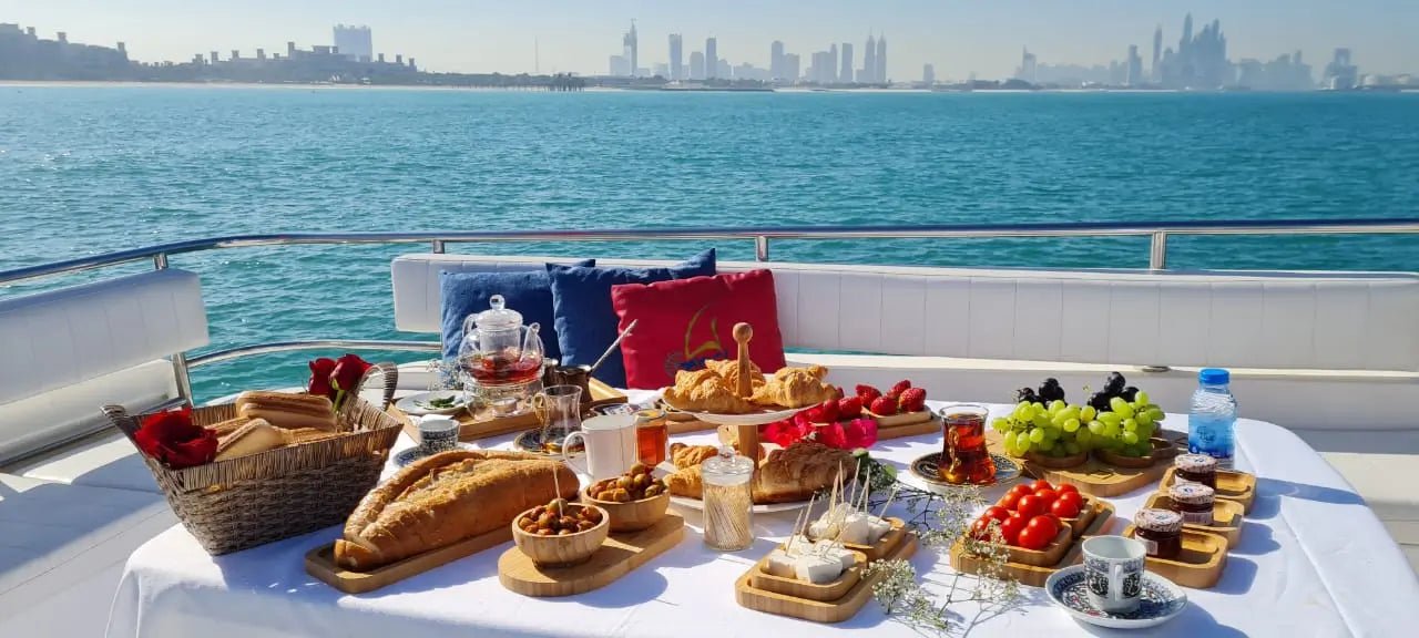 Dubai: Sarapan di Kapal Pesiar Pribadi atau Pengalaman Kopi Sore