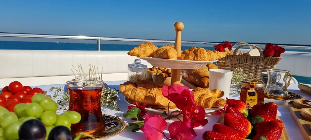 Dubai: Sarapan di Kapal Pesiar Pribadi atau Pengalaman Kopi Sore