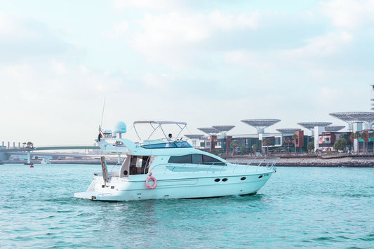 ドバイ:48フィート エンタープライズ ヨットツアー