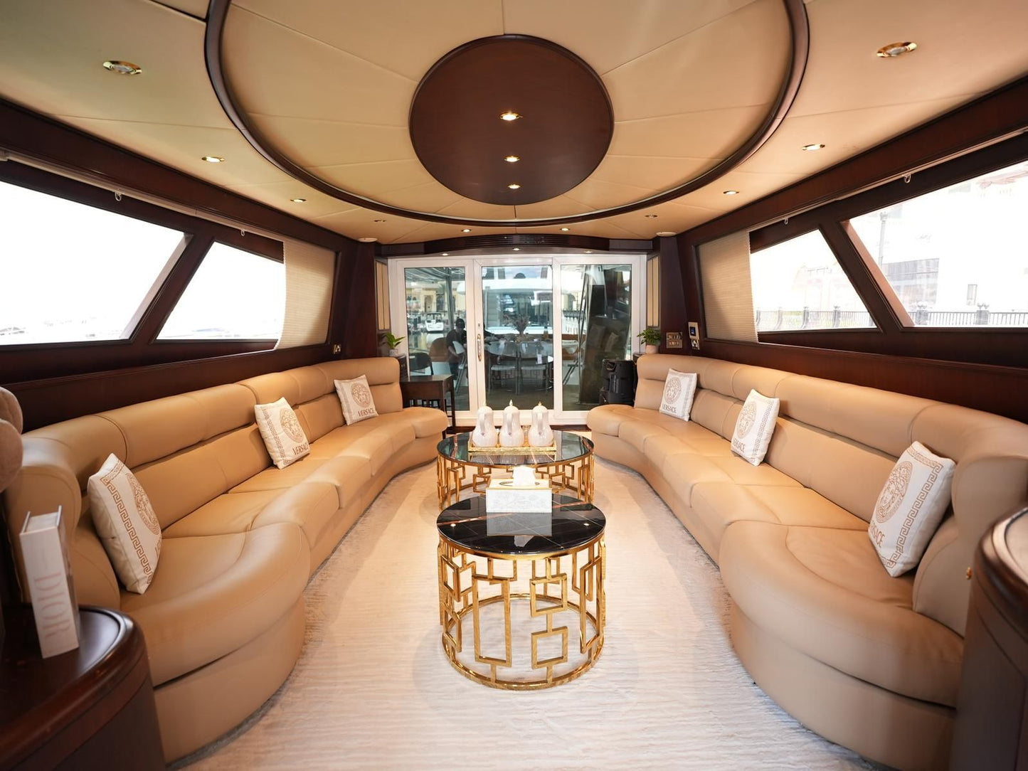 ドーハ:カップルのためのロマンティックディナーを豪華ヨットで