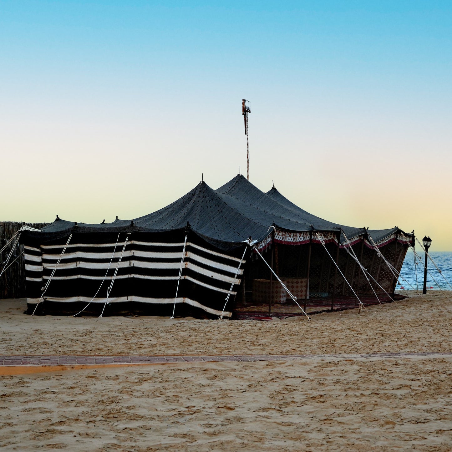 Doha: experiência noturna de acampamento no deserto com jantar de churrasco e observação de estrelas
