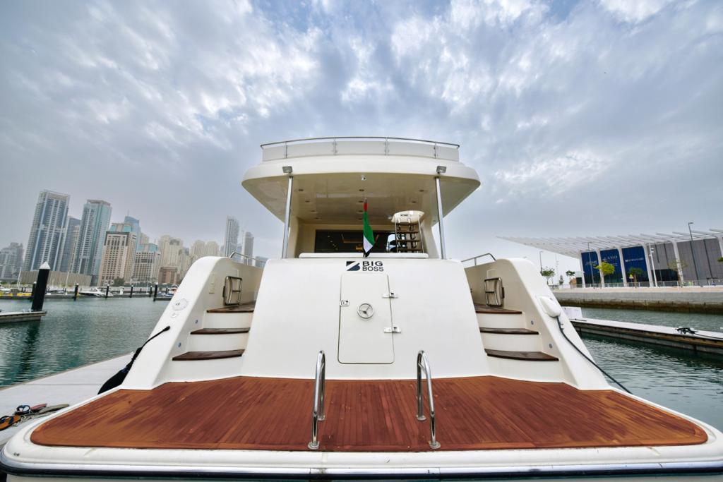 ドバイ: BIGBOSS 90フィート ヨットツアー