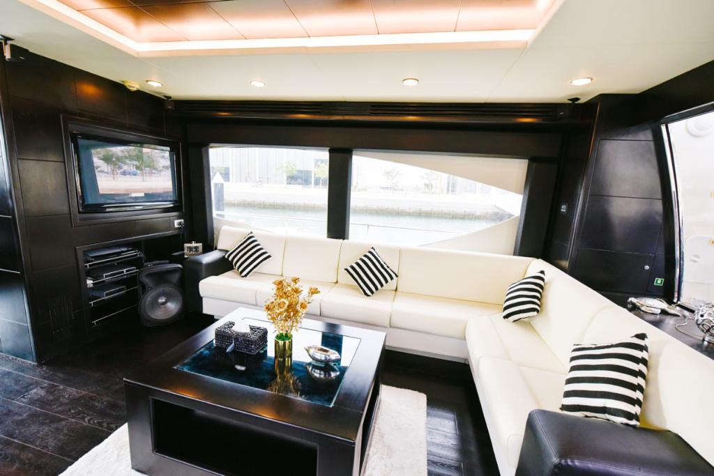 ドバイ: BIGBOSS 90フィート ヨットツアー