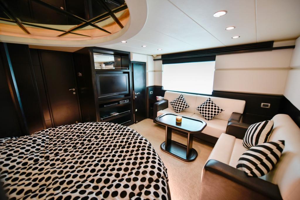 ドバイ: BIGBOSS 90フィート ヨットツアー