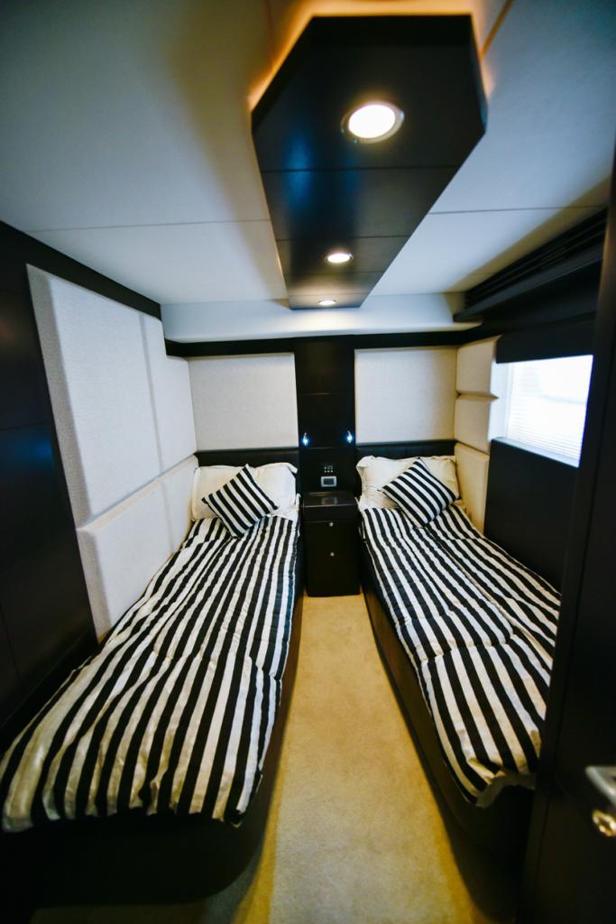 ドバイ: BIGBOSS 90フィート ヨットツアー