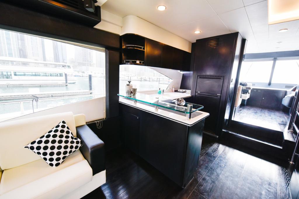 ドバイ: BIGBOSS 90フィート ヨットツアー