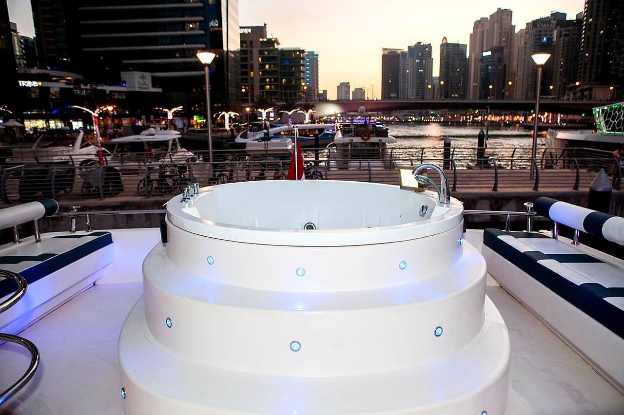 Dubai: Aluguel Privado Majestade 90FT