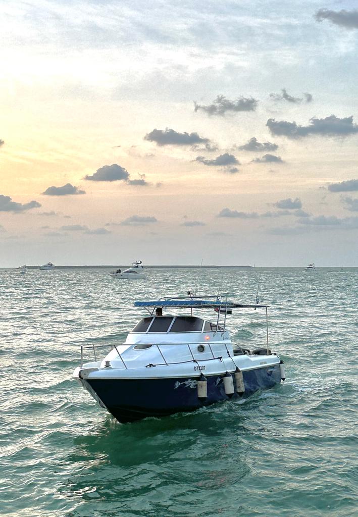 ドバイ:35フィートプライベートボートレンタル