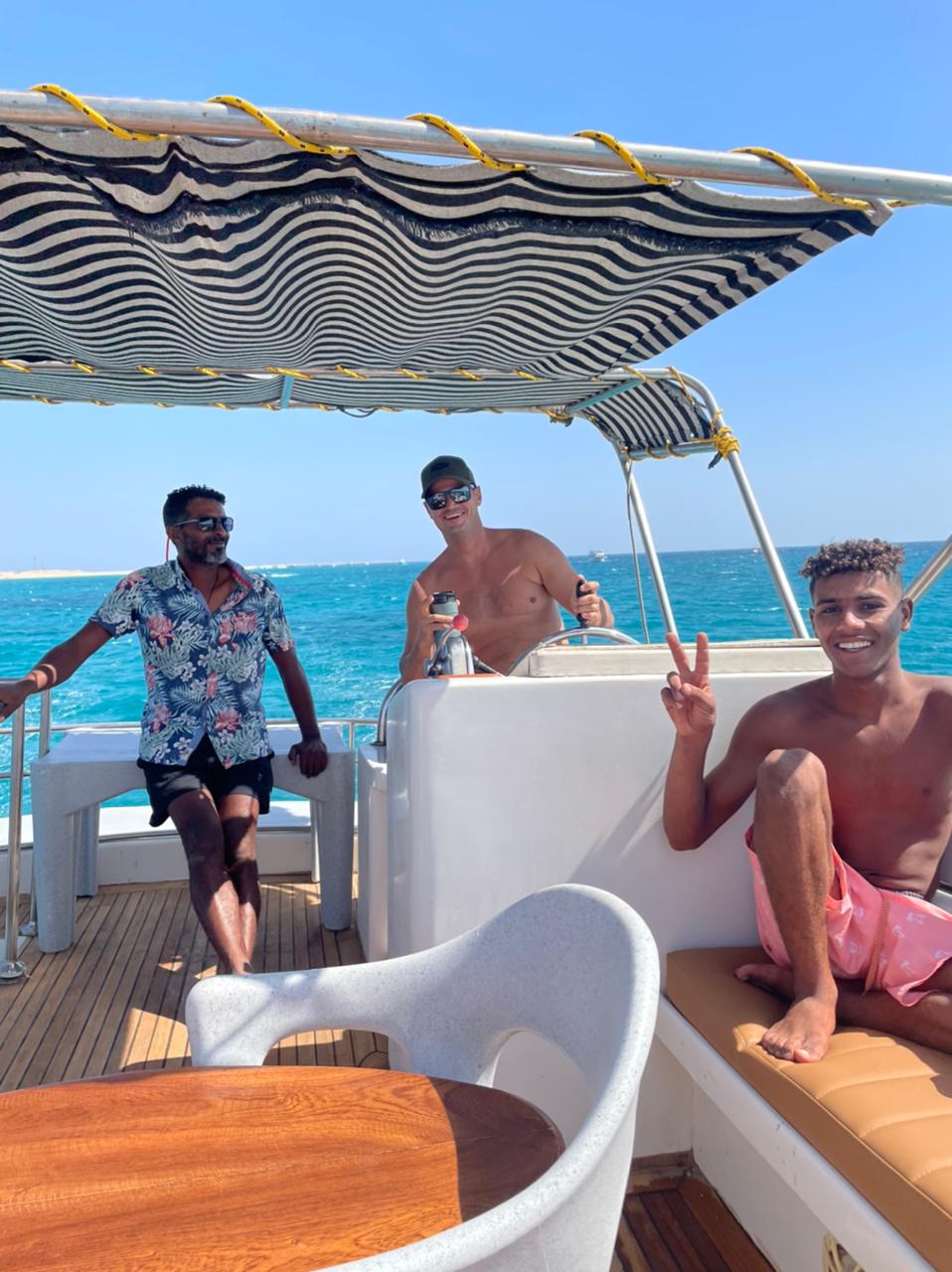 Hurghada: viagem de mergulho com snorkel em barco particular Yosr Al Bahar com almoço e refrigerantes