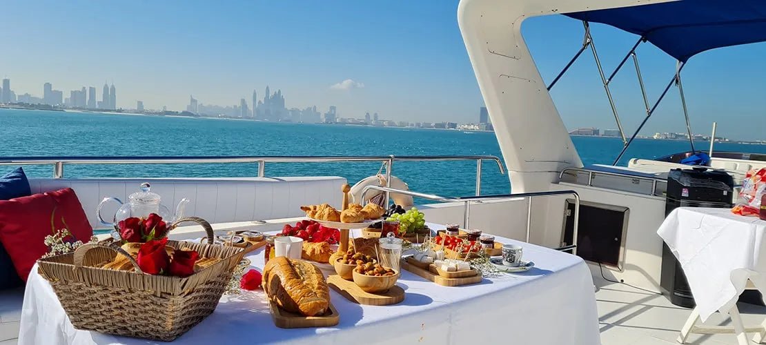 Dubai: Sarapan di Kapal Pesiar Pribadi atau Pengalaman Kopi Sore