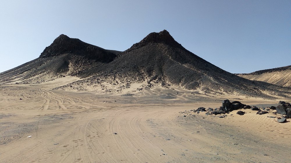 Cairo: Explore the Black & White Deserts with Overnight Camping