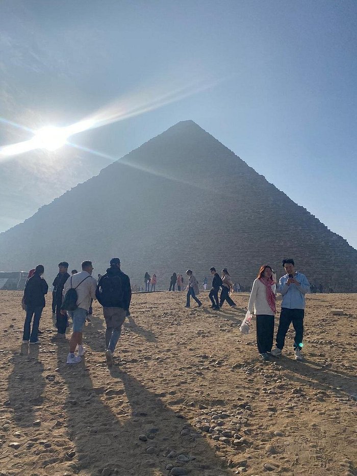 Cairo: Guided Tour of the Pyramids of Giza, Sphinx, Saqqara with Photographer