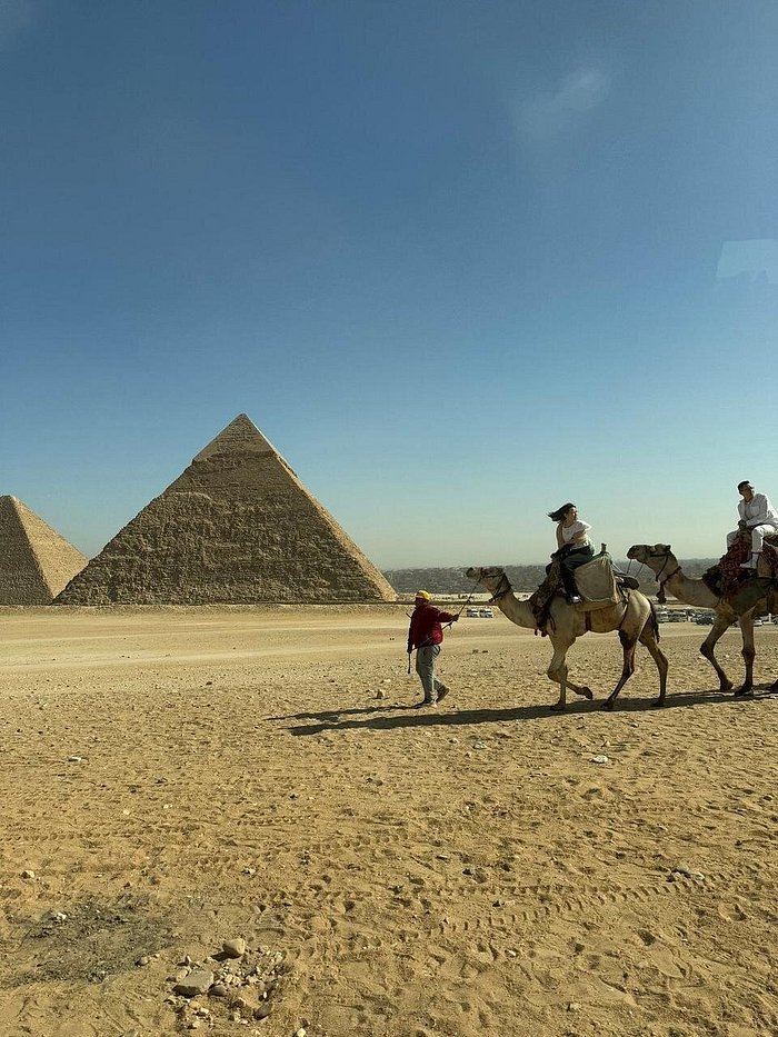 Cairo: Guided Tour of the Pyramids of Giza, Sphinx, Saqqara with Photographer