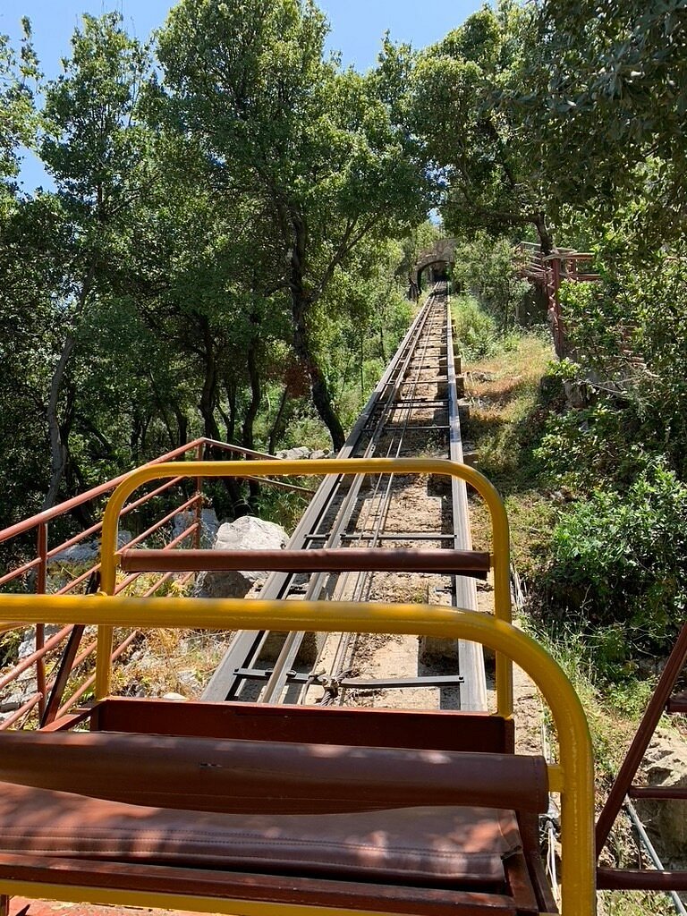 From Bejrutu: Jabal El Arbaaine, Pałac Snów, Oyoun El Samak i Jaskinia Zahlan - wycieczka jednodniowa