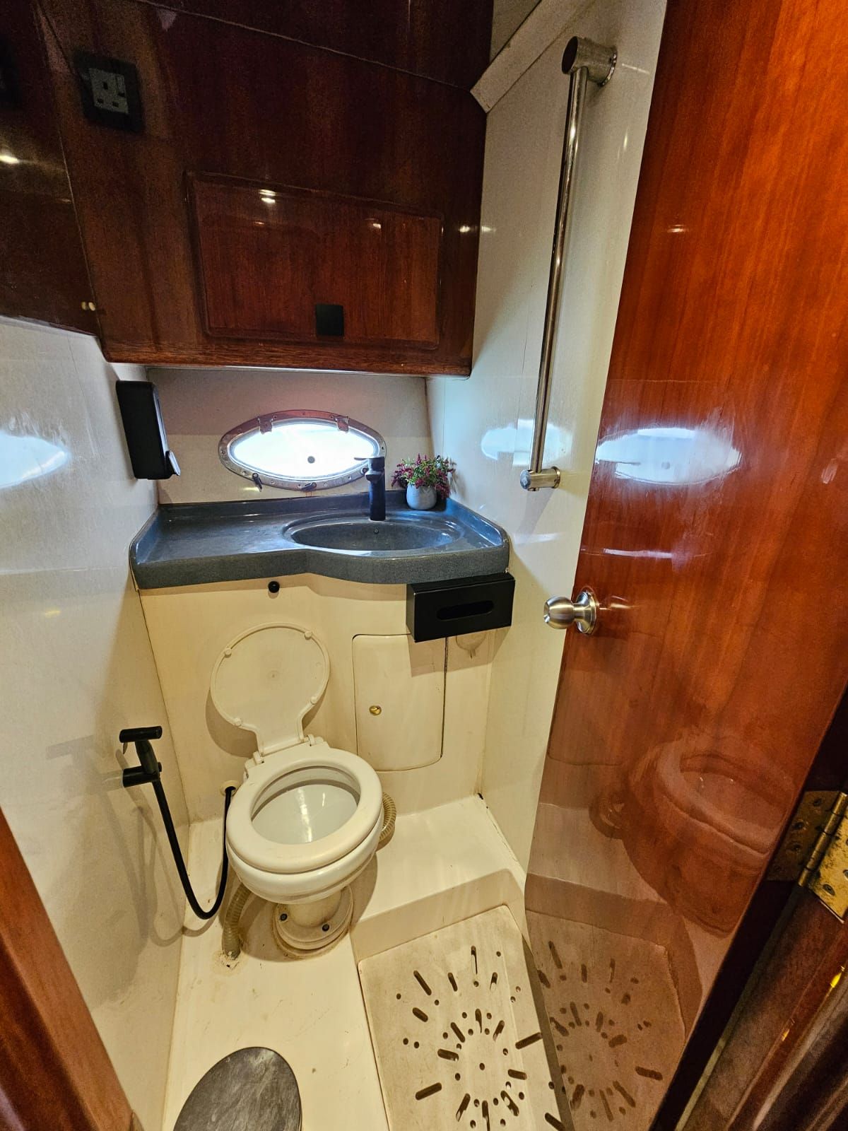 Dubai: Private Yacht Charter with Captain and Crew