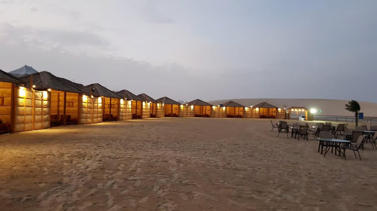 Doha: Übernachtungssafari in der Wüste von Khor Al Adaid mit Kamelritt und BBQ-Abendessen