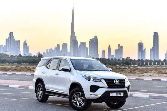 Dubai: închiriere de mașini private pentru o zi întreagă și șofer