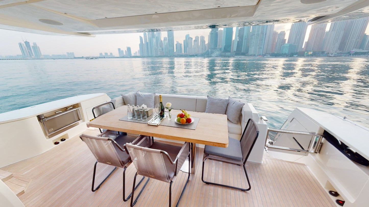Dubai: Sewa Kapal Pesiar Mewah Ferretti 78ft LINA Pribadi