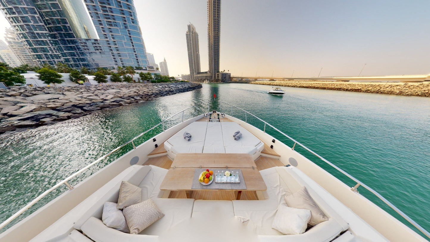 Dubai: Sewa Kapal Pesiar Mewah Ferretti 78ft LINA Pribadi