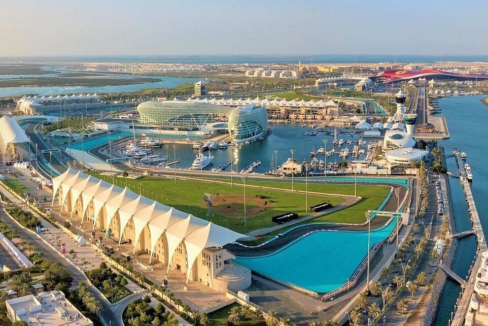 From Dubai: Abu Dhabi City Tour with Sheikh Zayed Grand Mosque and Louvre Museum Visit