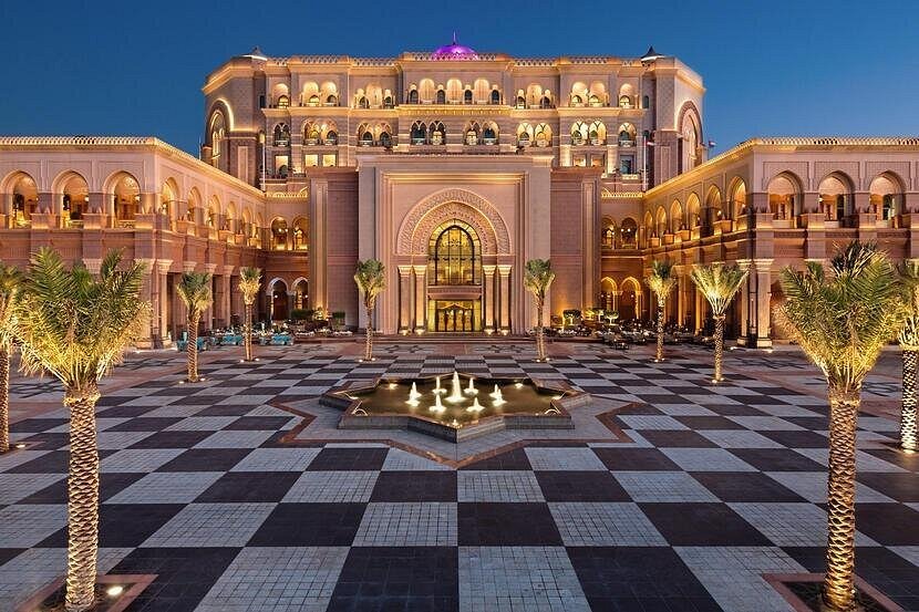 From Dubai: Abu Dhabi City Tour with Sheikh Zayed Grand Mosque and Louvre Museum Visit