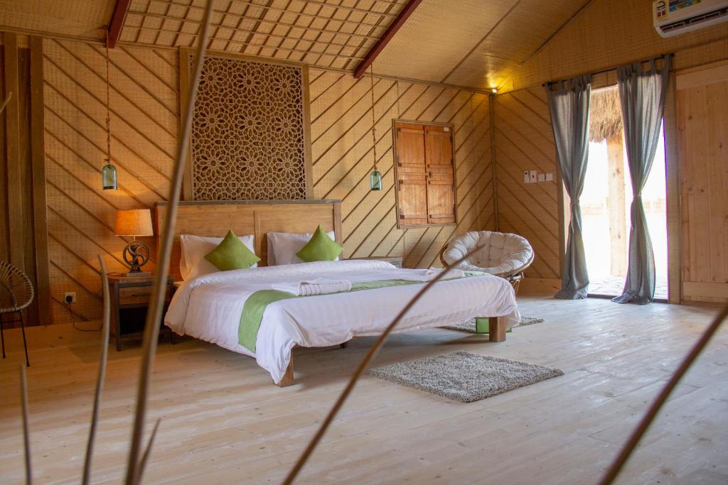 From Muscat: 8 - Day Private Oman Tour to Wadis, Desert, Mountains, and Forts