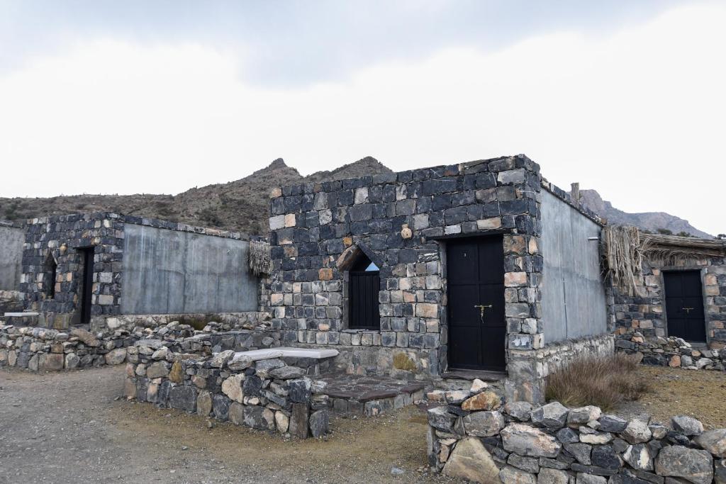 From Muscat: Nizwa, Al Hamra, and Jebel Shams Trip with Overnight Stay