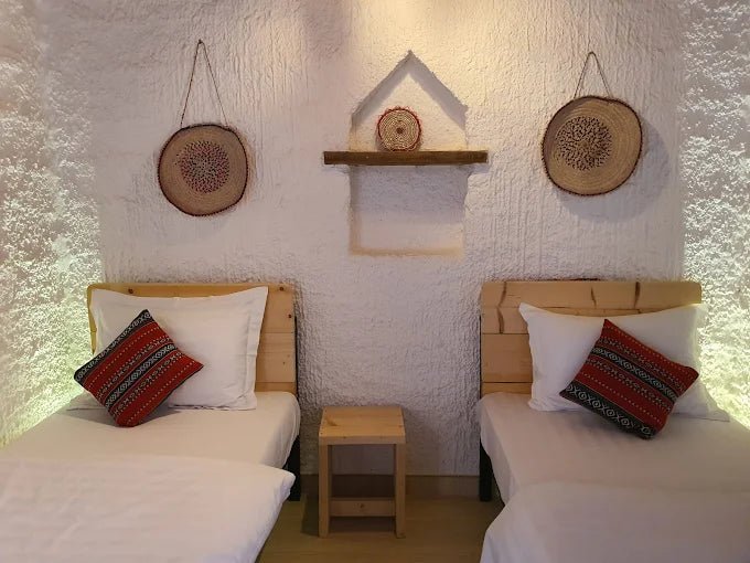 From Muscat: Private Overnight Wahiba Sands Safari and Wadi Bani Khalid Tour