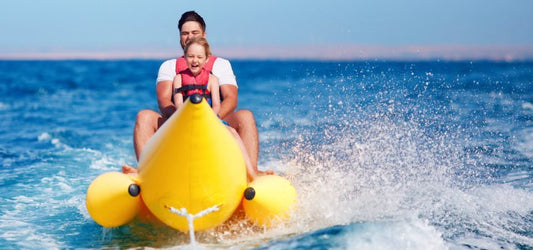 دبي: ركوب قارب الموز في مرسى دبي