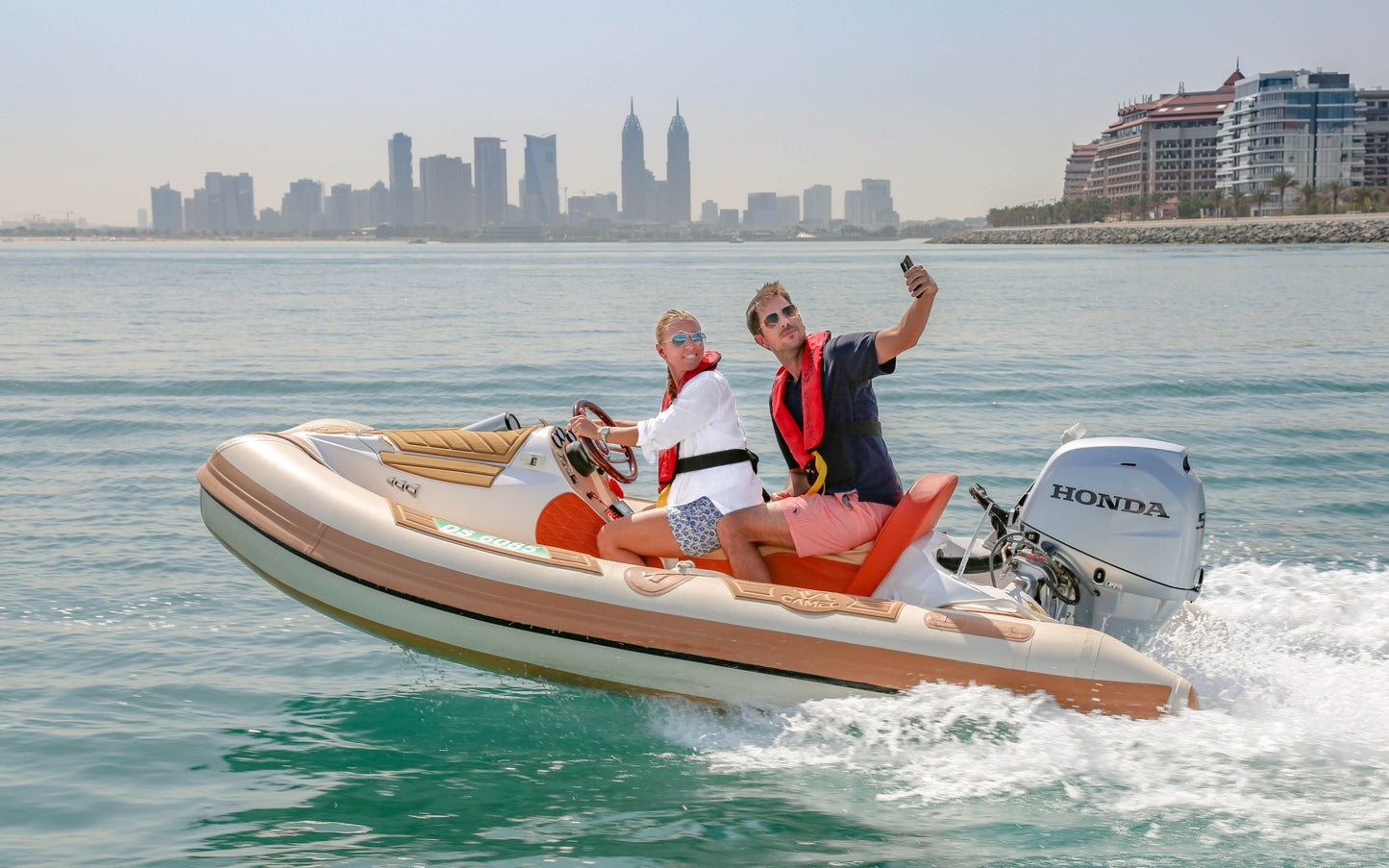 Dubái: experiencia en lancha motora sin conductor