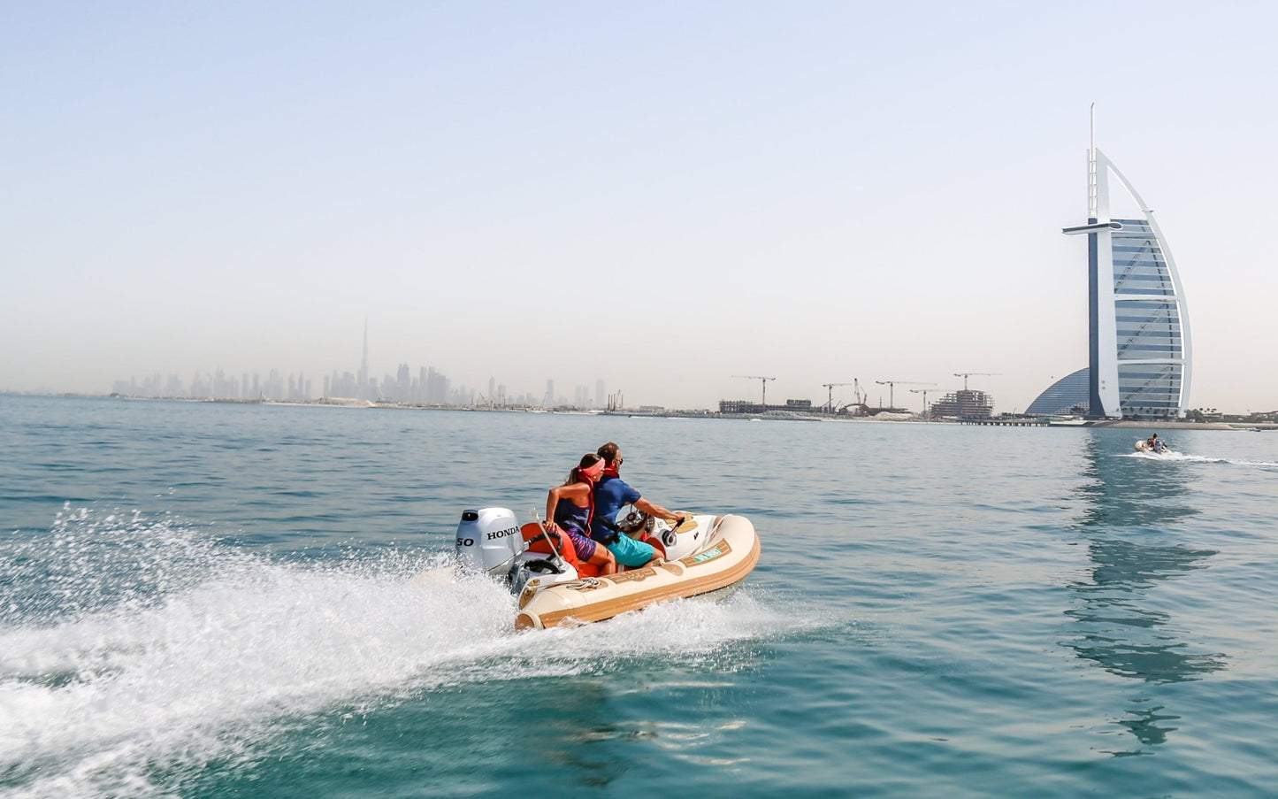 Dubái: experiencia en lancha motora sin conductor