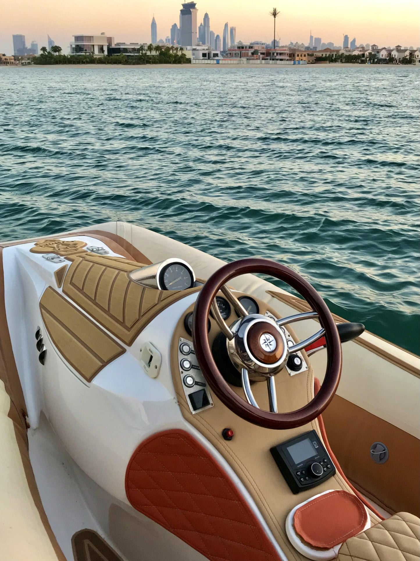 Dubái: experiencia en lancha motora sin conductor