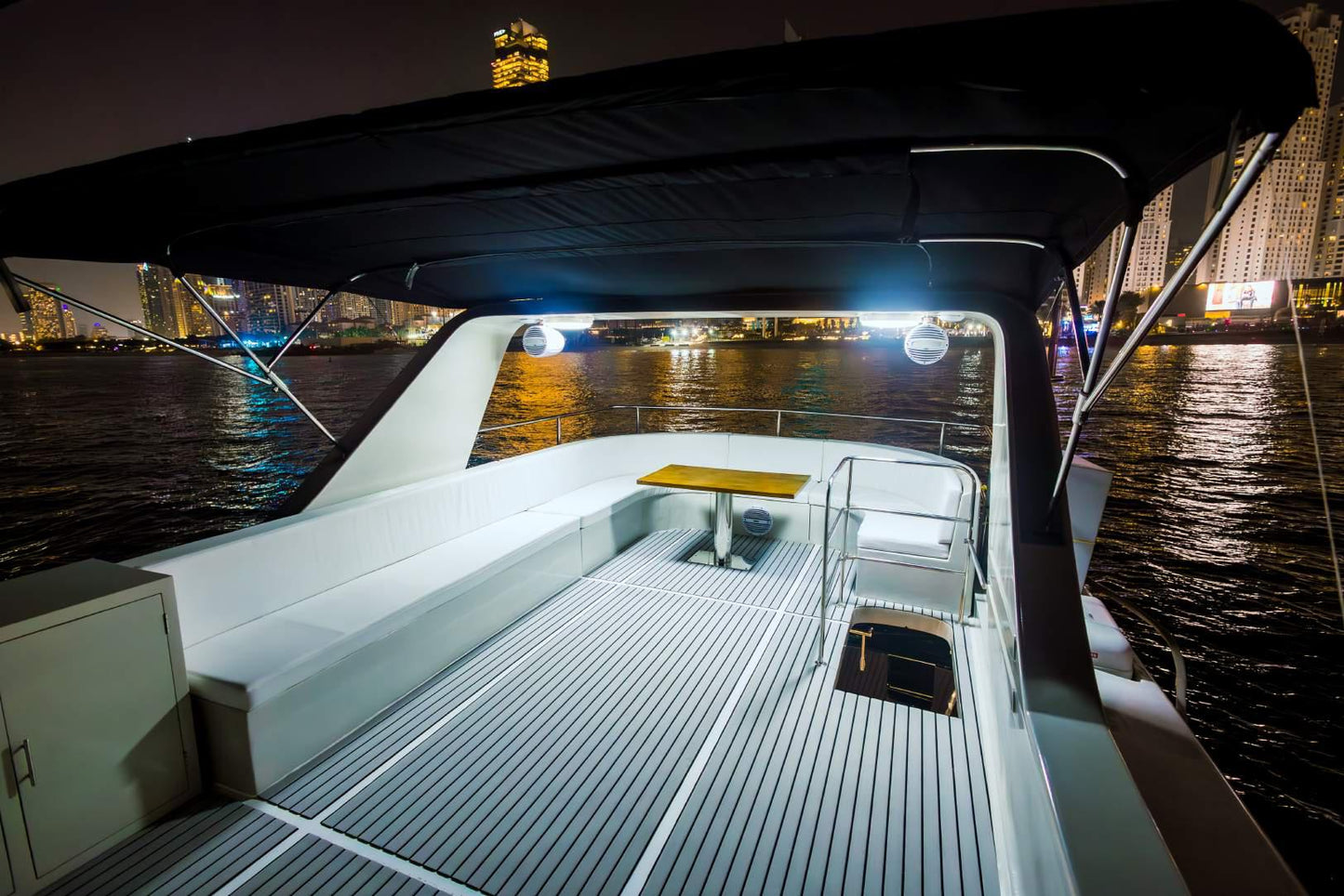 Dubái: alquiler de yate privado Azimut de 65 pies