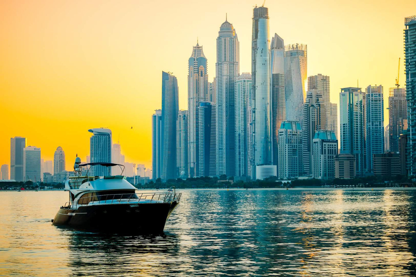Dubái: alquiler de yate privado Azimut de 65 pies