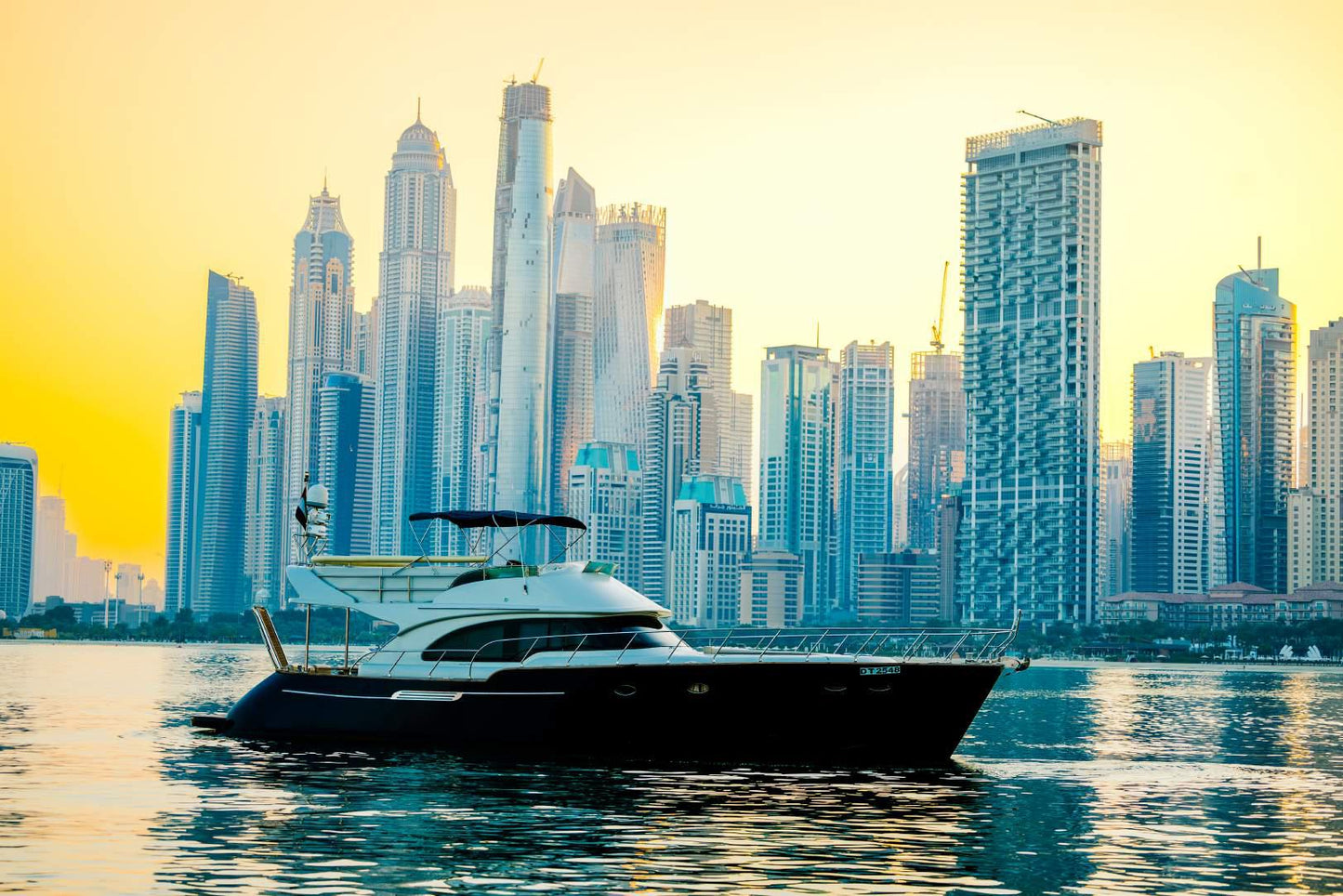 Dubái: alquiler de yate privado Azimut de 65 pies