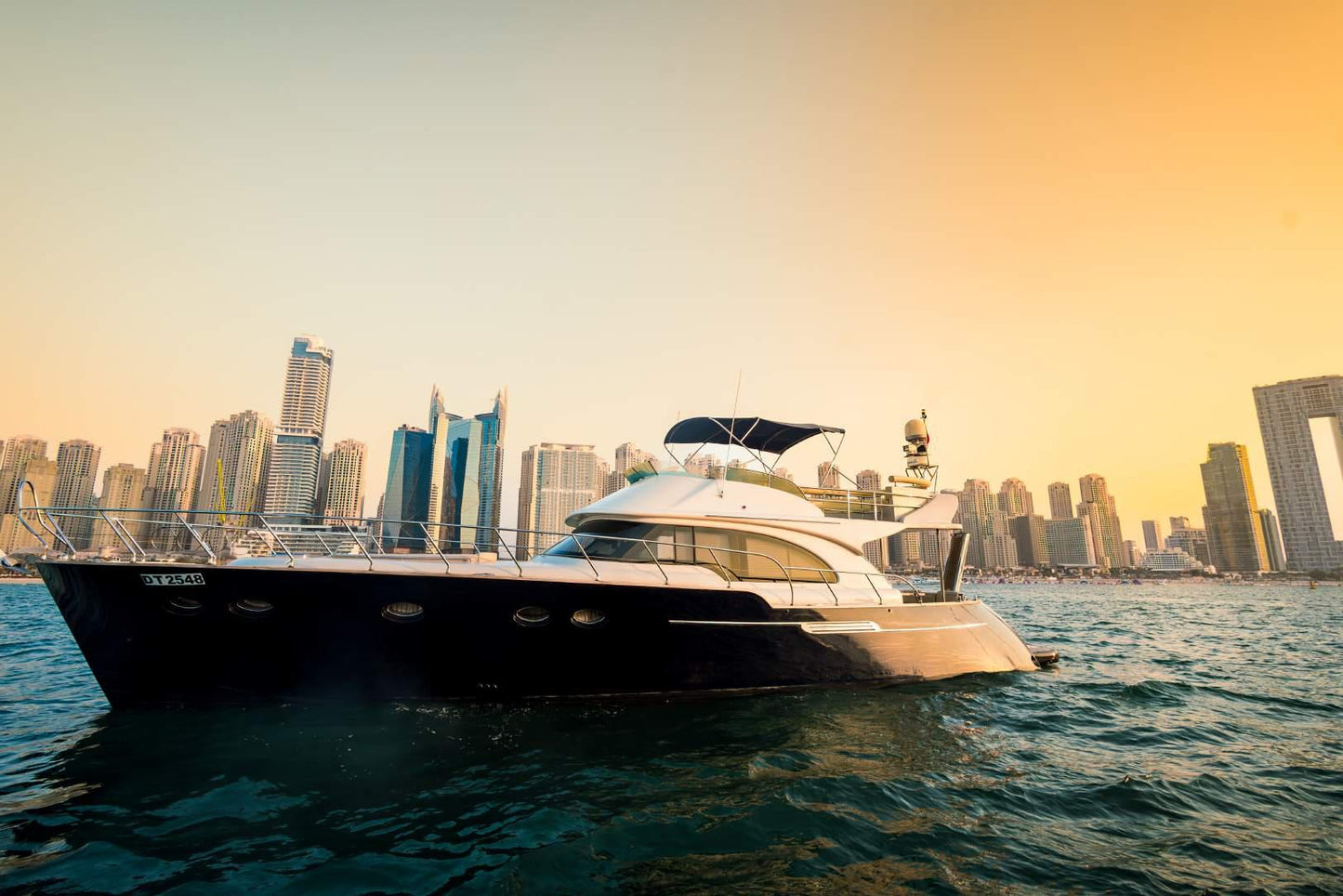 Dubái: alquiler de yate privado Azimut de 65 pies