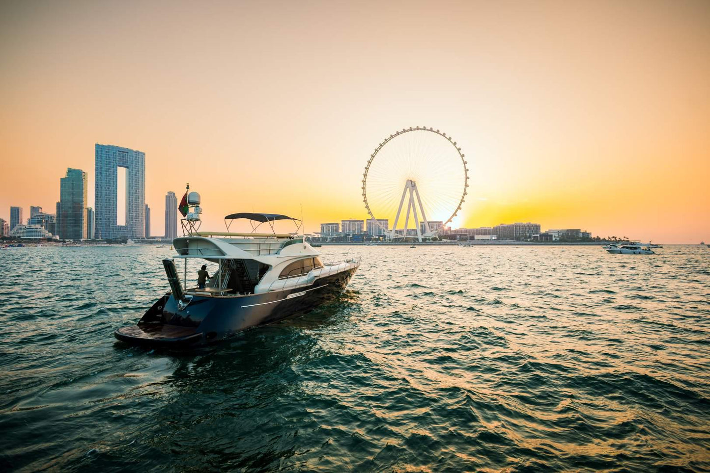 Dubái: alquiler de yate privado Azimut de 65 pies