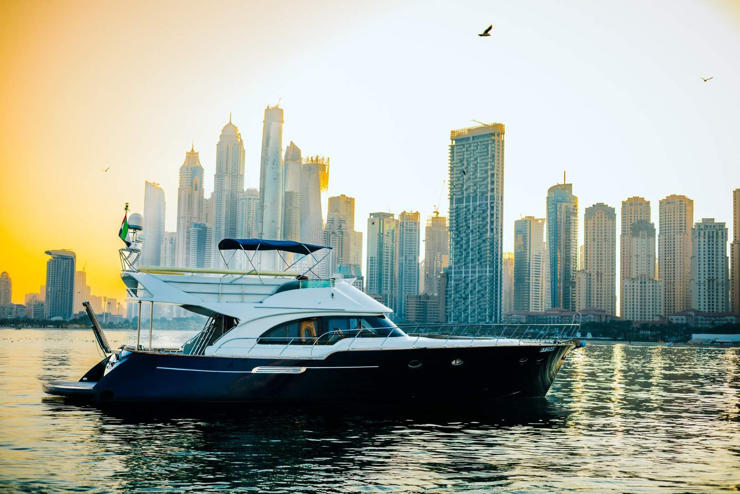 Dubái: alquiler de yate privado Azimut de 65 pies