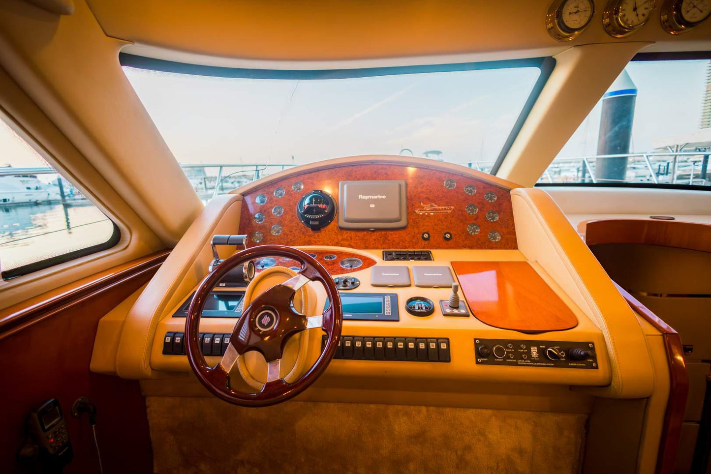 Dubái: alquiler de yate privado Azimut de 65 pies