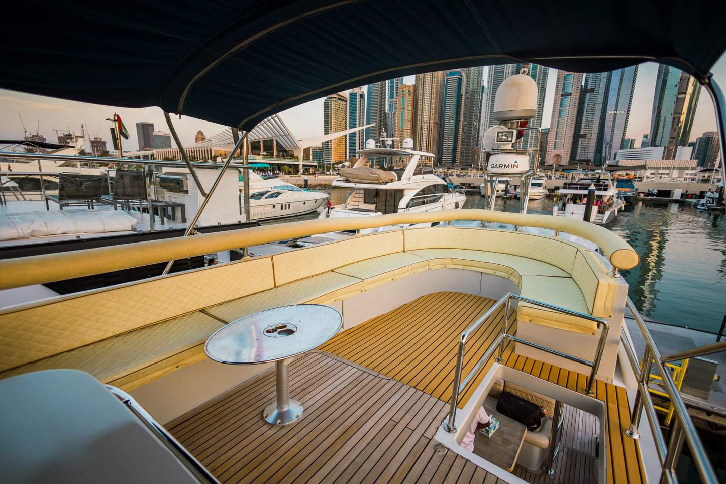 Dubái: alquiler de yate privado Azimut de 65 pies